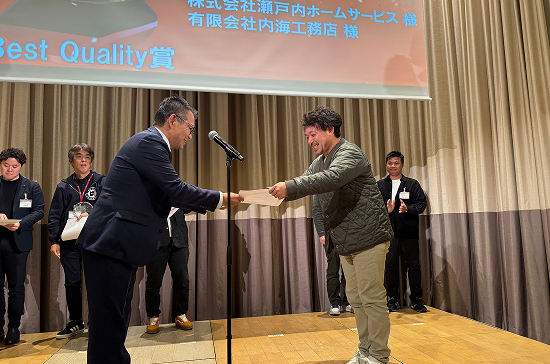 技術研修で優秀取扱店を表彰する様子